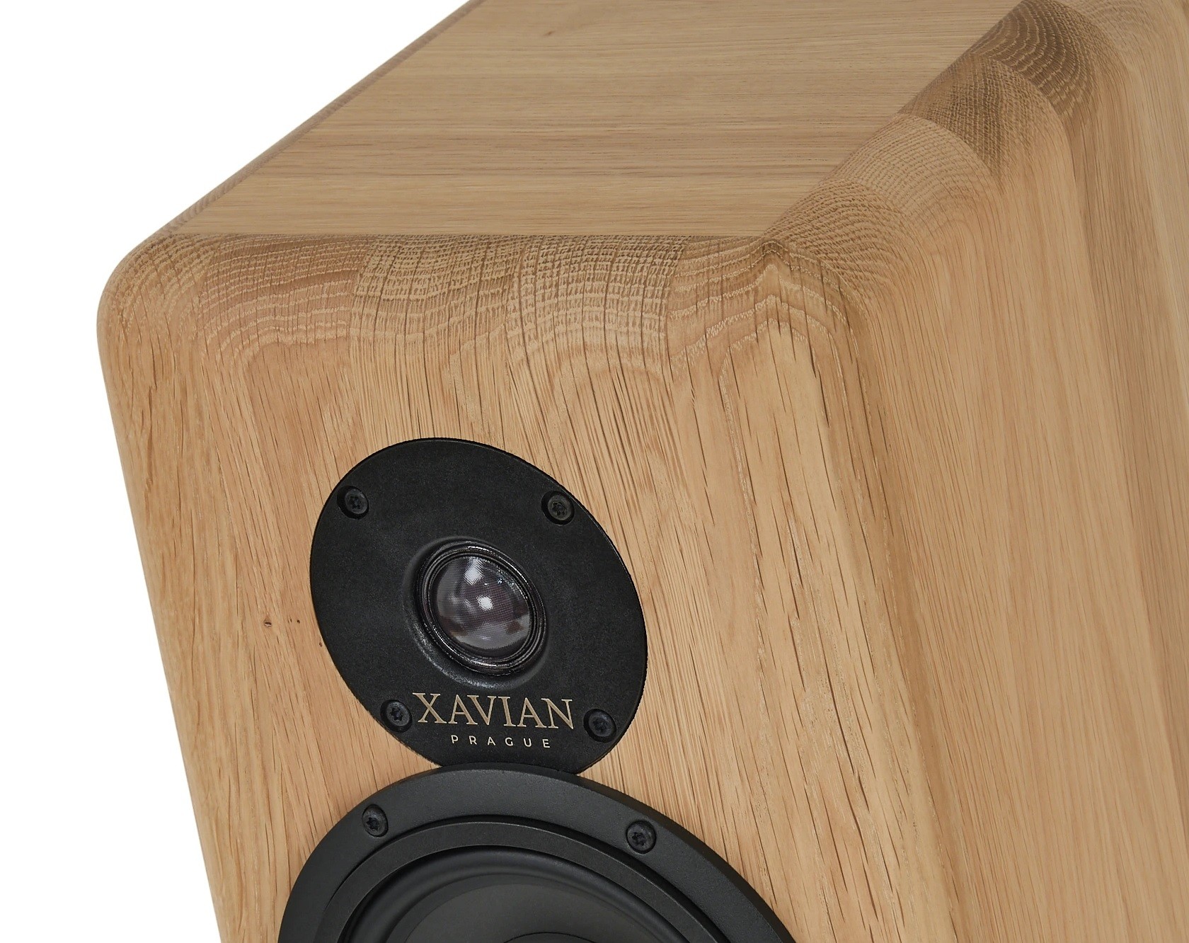Xavian Grande Unica: High-Sensitivity Floorstanding Speakers with Solid Oak Cabinets 10 The high sensitivity of 93 dB (2.83 Volt / 1 meter) fully expresses even the euphoria, liveliness and full energy of the music.