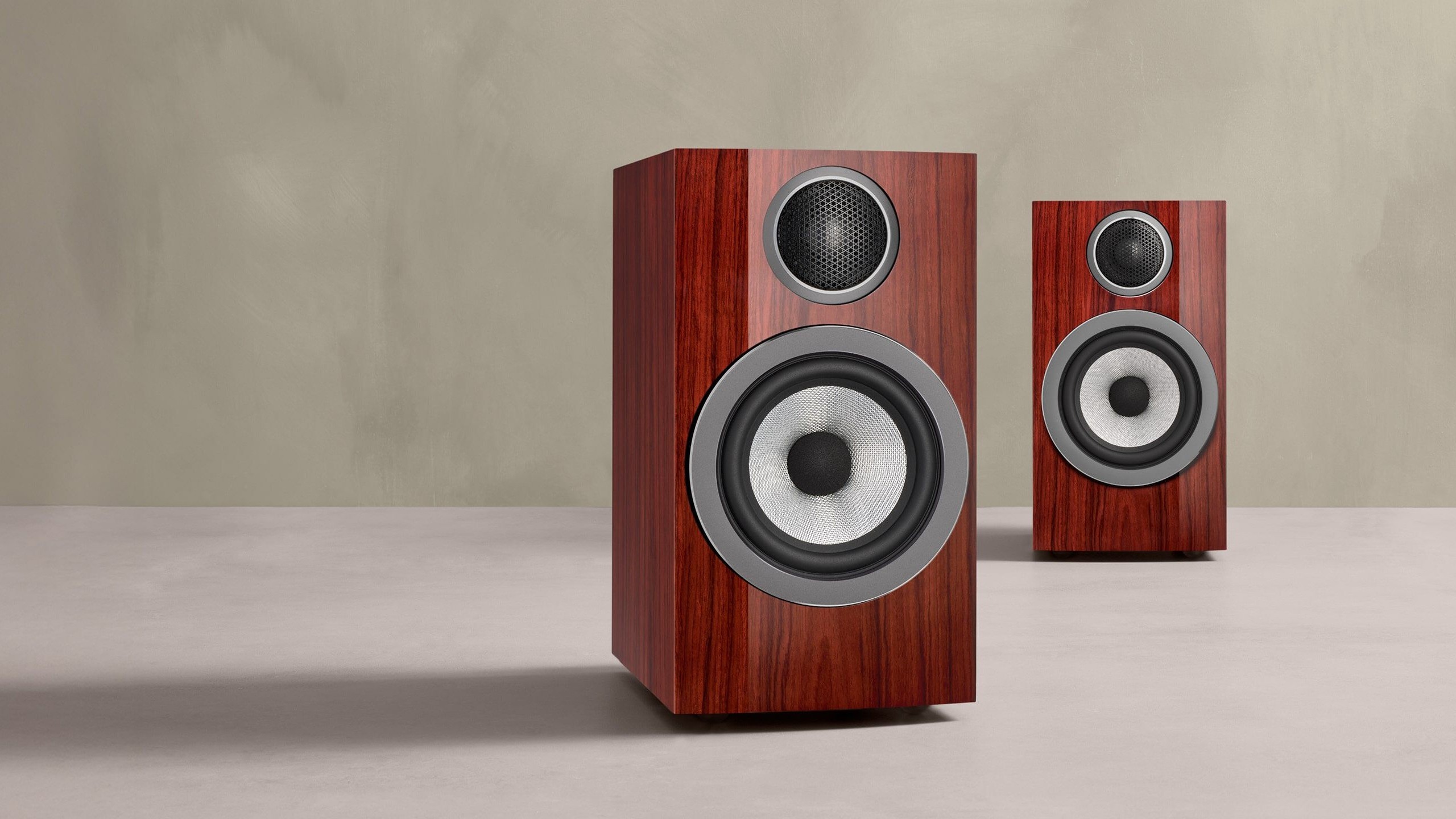 B&W 707 S3 Prestige Edition: Compact Speakers with Signature Upgrades 8 The design of the 707 S3 Prestige Edition builds on the proven acoustic platform of the 707 S3, with key technologies including the Carbon Dome tweeter, Continuum cone midbass driver, and curved front baffle.