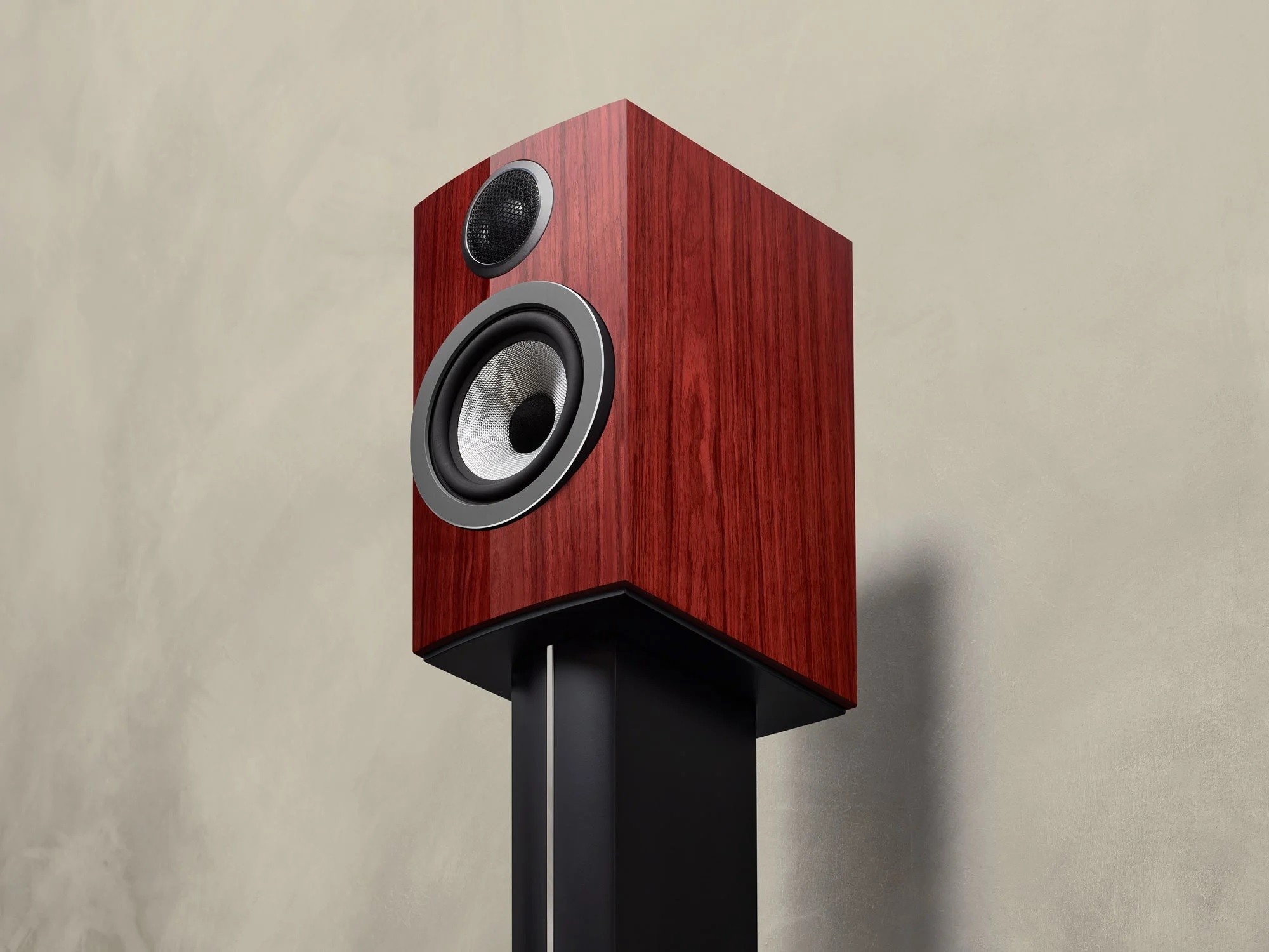 B&W 707 S3 Prestige Edition: Compact Speakers with Signature Upgrades 11 The specified frequency range is from 50 Hz to 28 kHz (-3 dB), and the sensitivity is 84 dB (2.83 volts/1 meter). The manufacturer recommends using an amplifier of at least 30 watts.