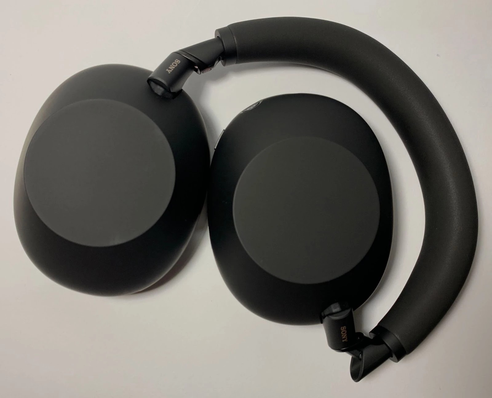The Best Wireless Over-Ear Headphones of 2025-2026 13 Sony WH-1000XM6 is a full-size closed-back wireless headphone from the Japanese tech giant, which has been setting the standard in the ANC headphone segment for many years.