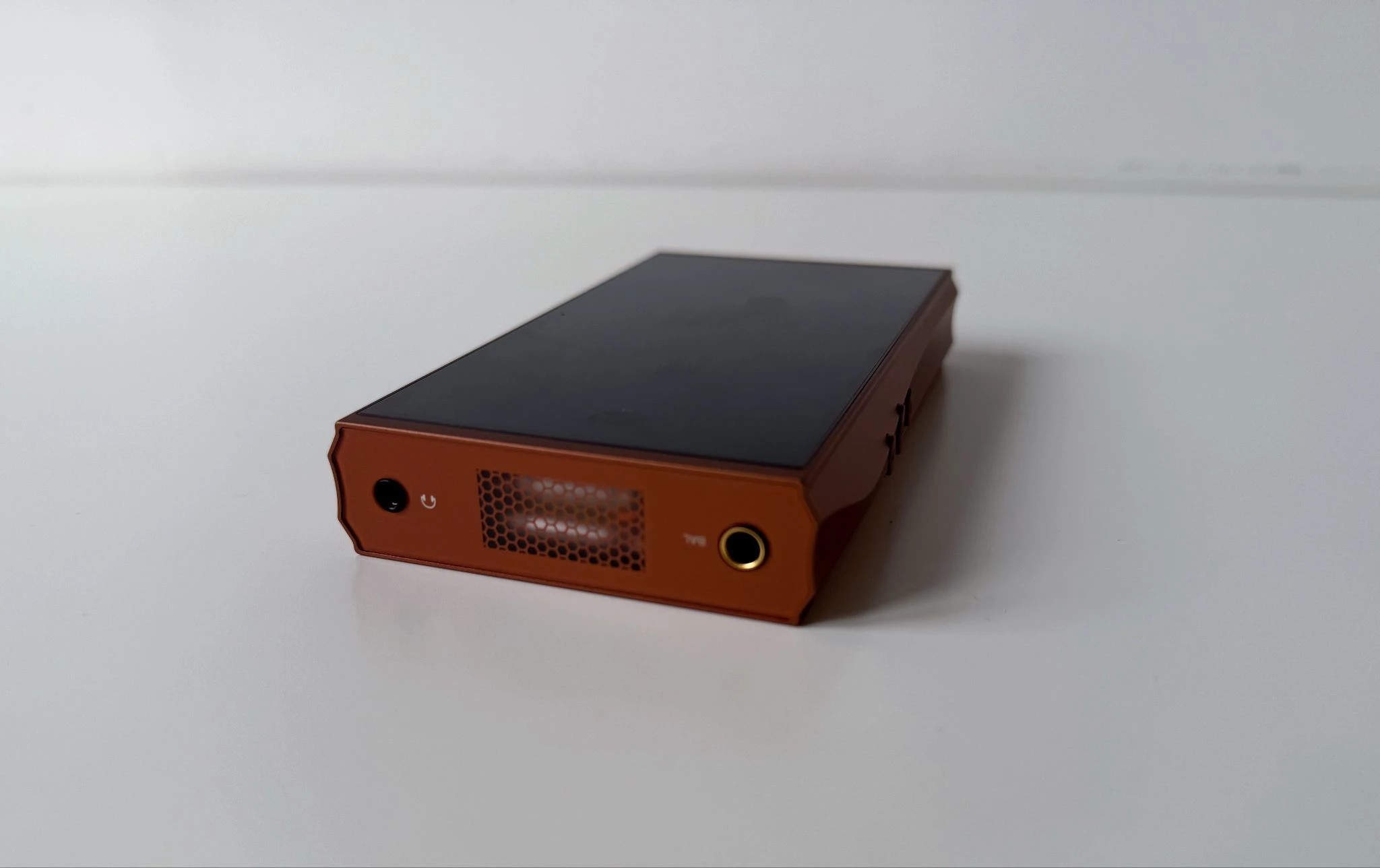 Shanling M7T Review: Precision, Power and a Touch of Tubes 10 The M7T case turned out to be far from tiny, but unexpectedly light. Such a strange contrast. Parameters - 129x77.5x21 mm, weight - 319.8 g.