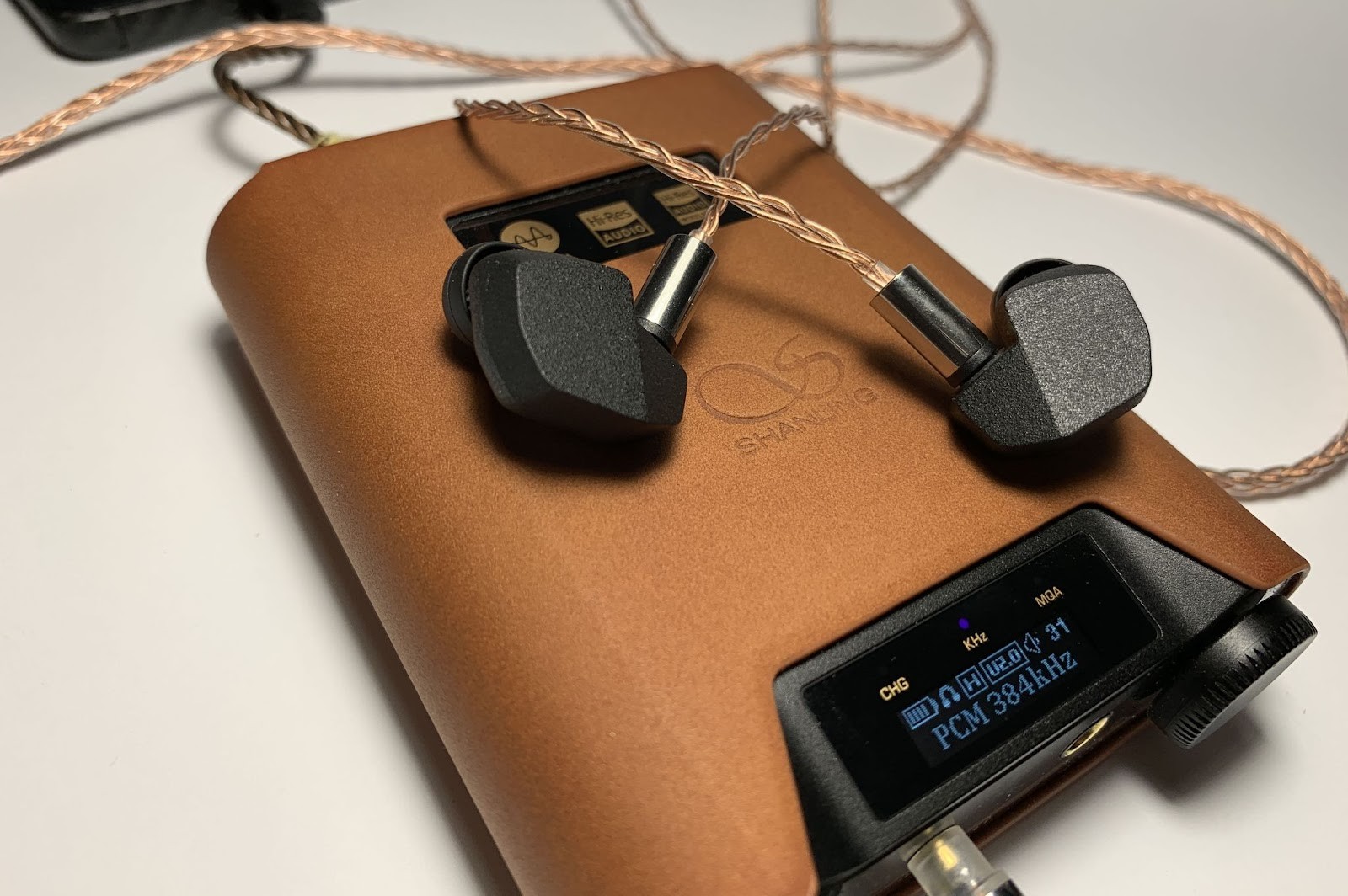 Final Audio A6000 Review: Japanese precision with a taste for detail 17 The sound in conjunction with the Shanling H5 will be deeper and more detailed than when connected to a smartphone or other source without a high-quality DAC. Therefore, for these headphones it is worth choosing something really good.