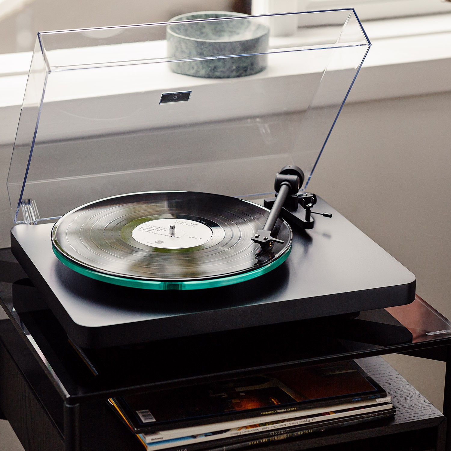 NAD C558: Old-School Vinyl Done Right for Pure, Uncompromised Hi-Fi Listening 12 The C558 is a complete quality turntable with technical solutions at a truly serious level. The tonearm is an extra long 9" variant that provides better geometry in playback and thus lower distortion. The massive MDF plinth and glass platter help dampen resonances. The same applies to the heavy and beautiful dust cover, which is even friction-damped, so you can put it in the position you want.