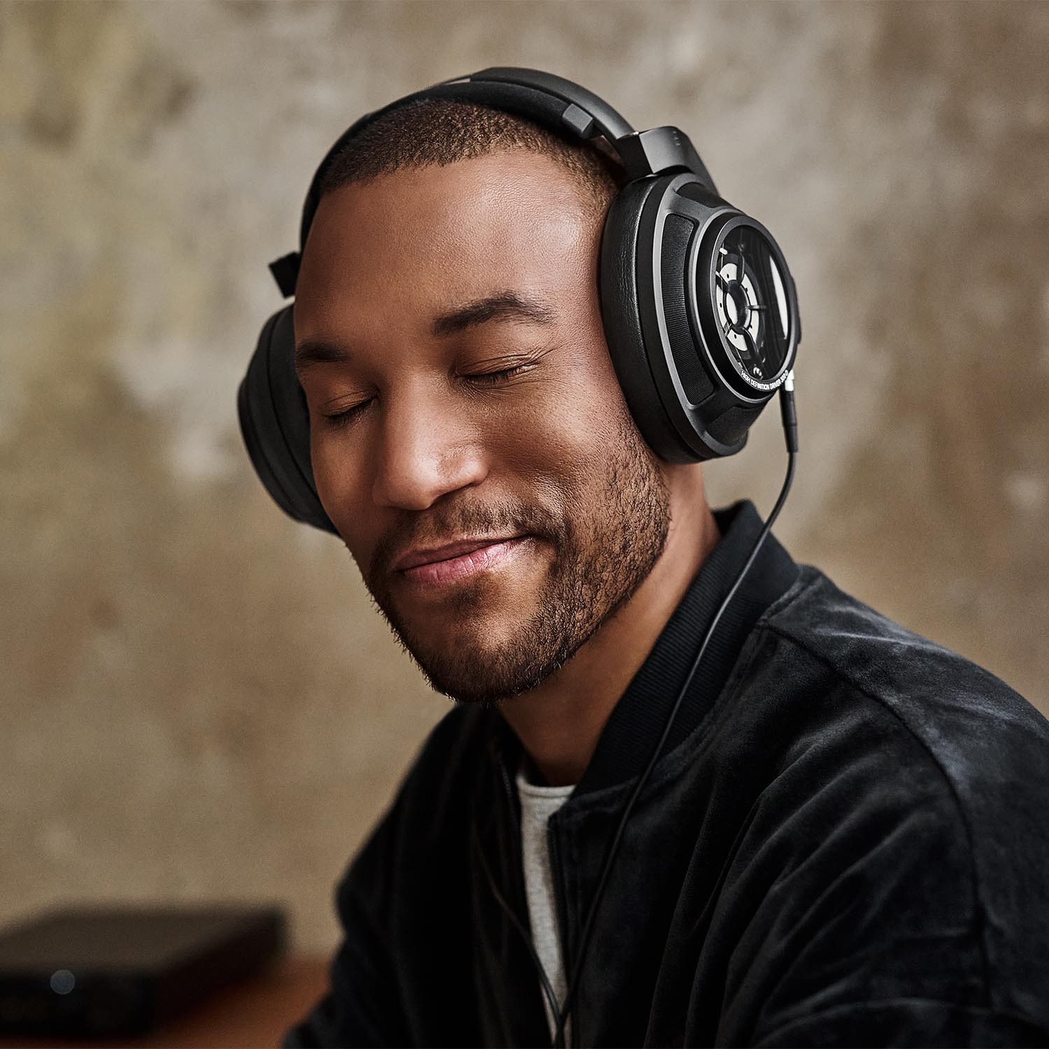 Sennheiser HD 820: Classic Closed-Back Reference Headphones for Serious Listening 10 The lightweight construction with large, hand-sewn ear cushions in microfiber gives you fantastic comfort, and all materials and technical solutions have been chosen with full focus on ensuring that you get optimal results with the very best hi-fi equipment on the market.