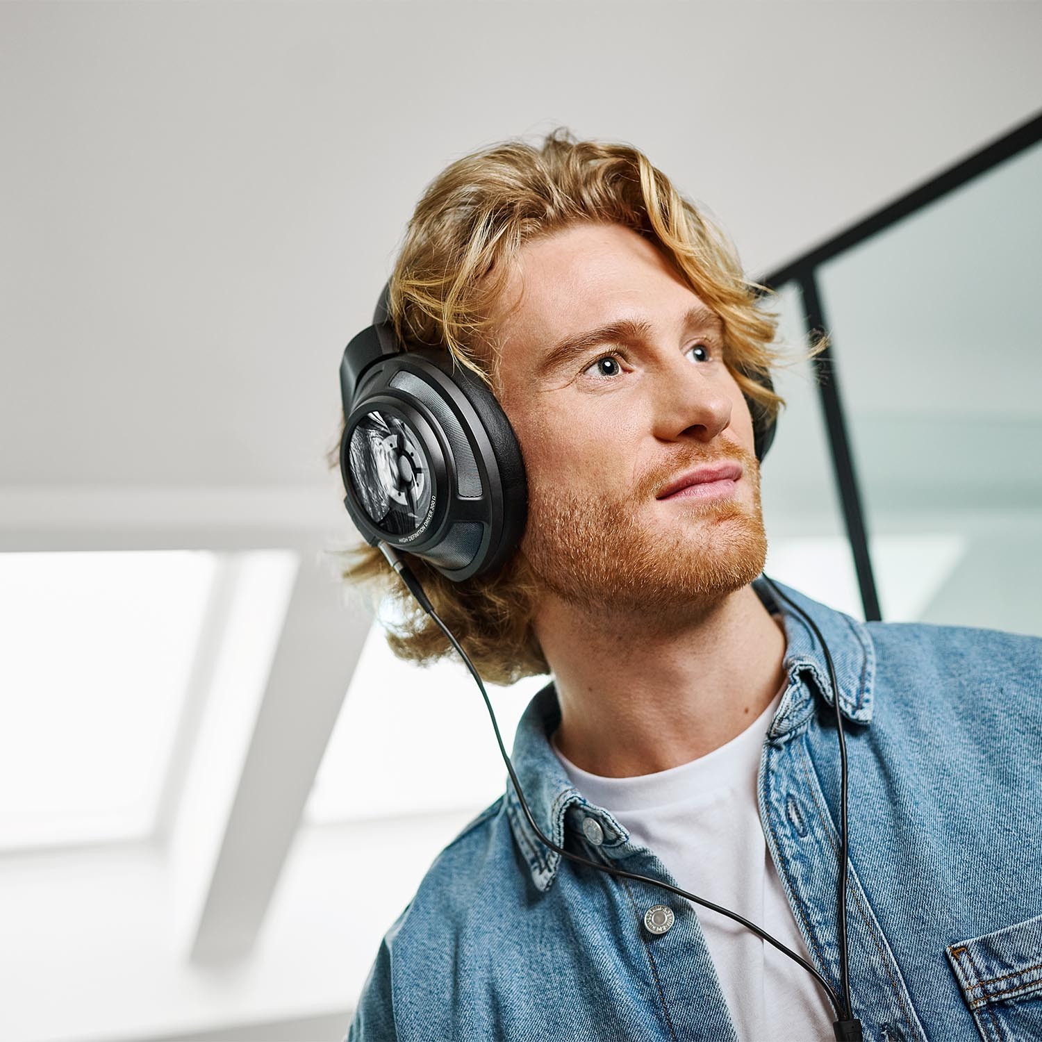 Sennheiser HD 820: Classic Closed-Back Reference Headphones for Serious Listening 11 The padded headband is made of metal with built-in dampers, and a large part of the mechanical construction is made of exclusive and ultra-strong synthetic materials taken from the aerospace industry.
