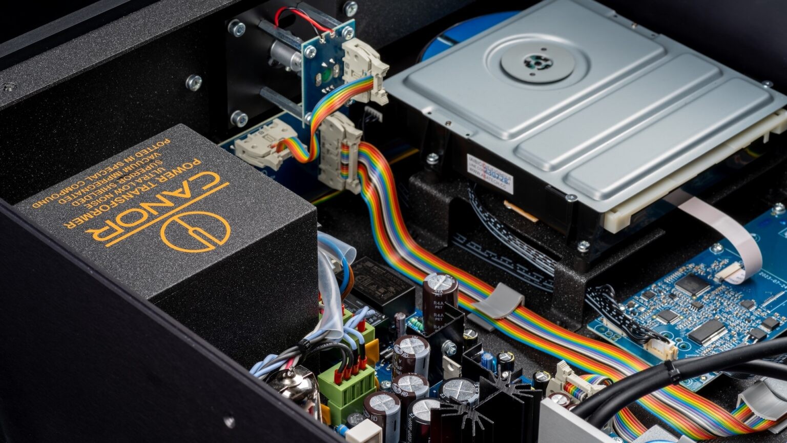 Canor Gaia C2: High-End Tube DAC and CD Player in One 9 Inside the Gaia C2 device are, among other things, 12AX7 and 6922/E88CC tubes, supported by a 6CA4EH rectifier.