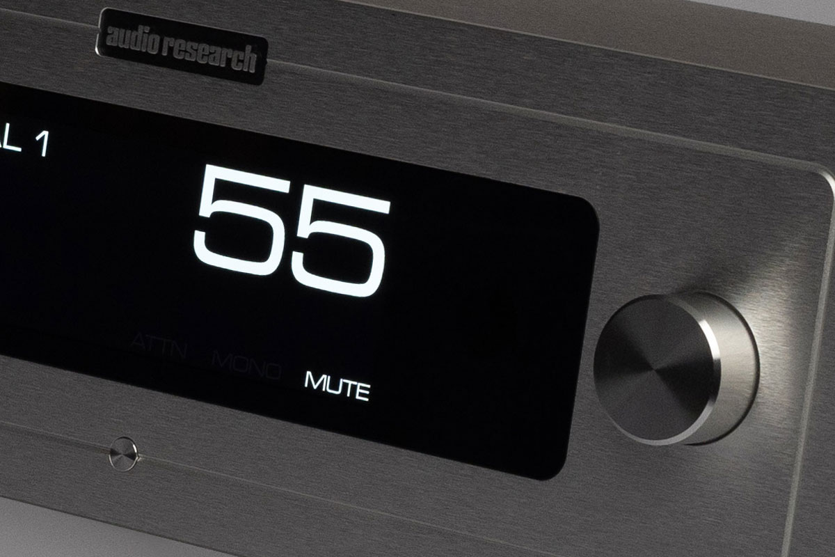 Audio Research LS-2: Pure Class A Tube Preamplifier with Modern Touchscreen Control 10 At its core is a fully tube-based signal path, implemented without any negative feedback. According to the manufacturer, this design enables a particularly immediate, dynamic, and spatially realistic reproduction, as distortion is minimized not through post-processing corrections, but through meticulous circuit design.