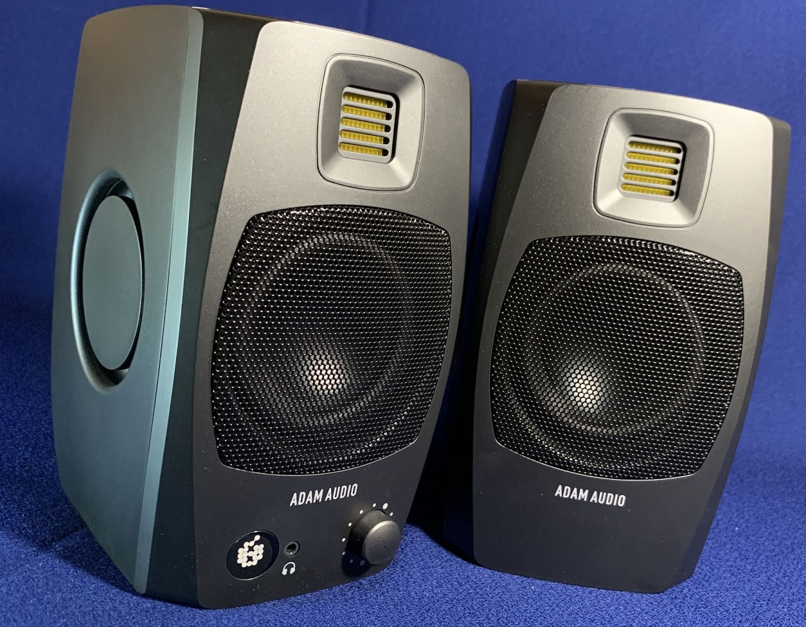 Adam Audio D3V Review: Compact Studio Monitors with Serious Low-End Authority 14 The bass is incredibly deep for such an internal volume, and the sound as a whole is clear and detailed thanks to the D-ART tweeter. All the smallest nuances of the recording are clearly reproduced, although sometimes this may not be entirely comfortable for an ordinary listener.