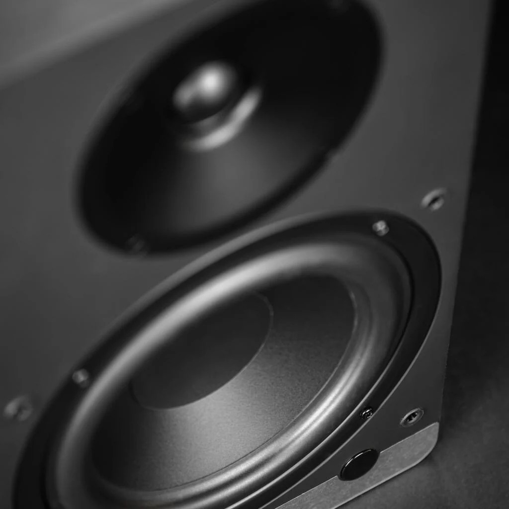 ELAC Debut ConneX DCB61 Review: Real Hi-Fi Sound, Without the Complexity 11 These seemingly modest bookshelf speakers, without external amplifiers or a tangle of wires, even connected only to a smartphone, delivered a sound with a high level of detail, emotion, and scale.
