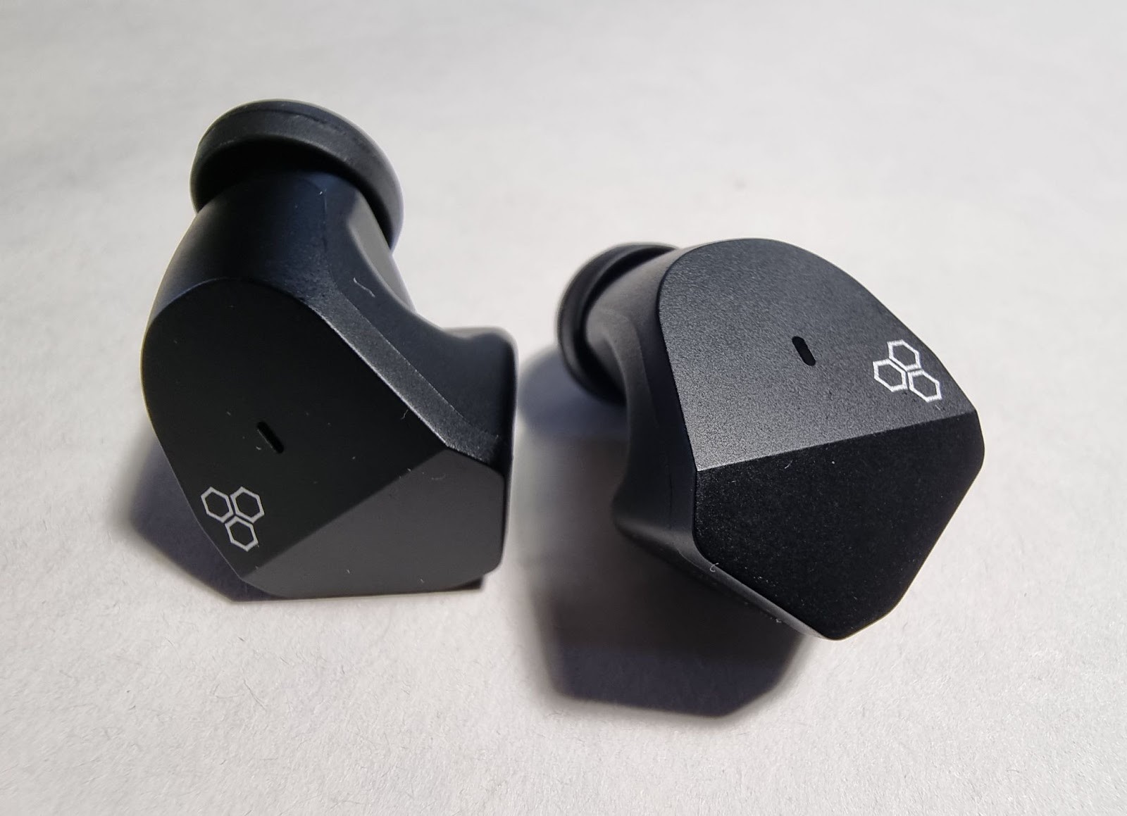 Final Audio ZE2000 Review: Japanese Tuning in a Budget Wireless Earbud 11 Each headphone has the Final Audio logo on the beveled edge, and there are also indicators on it.