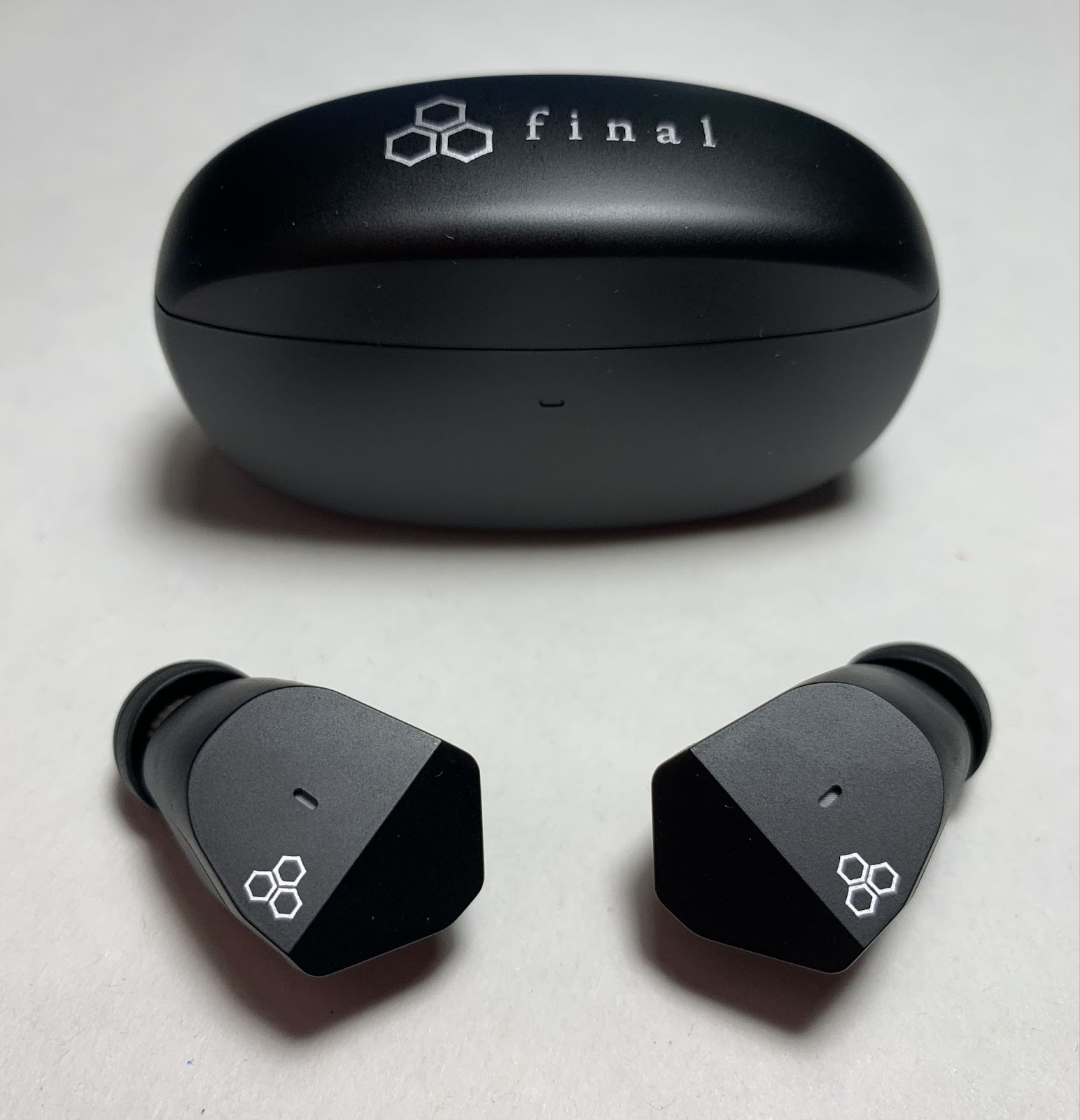 Final Audio ZE2000 Review: Japanese Tuning in a Budget Wireless Earbud 10 In terms of build quality, the case has a little play of about 0.5 mm and this is noticeable when it is closed, in terms of the quality of the plastic, what can I say, it is ordinary here, but considering the price there are no questions, everything is at an average level.