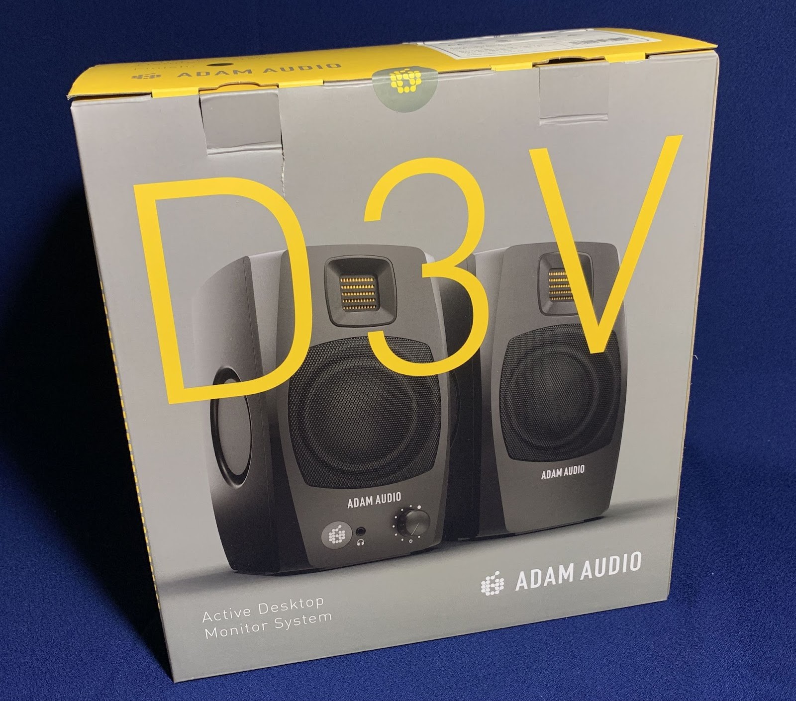 Adam Audio D3V Review: Compact Studio Monitors with Serious Low-End Authority 8 Adam Audio D3V comes in double packaging: a thick-walled shipping box made of regular cardboard, and inside is a stylish colored packaging.