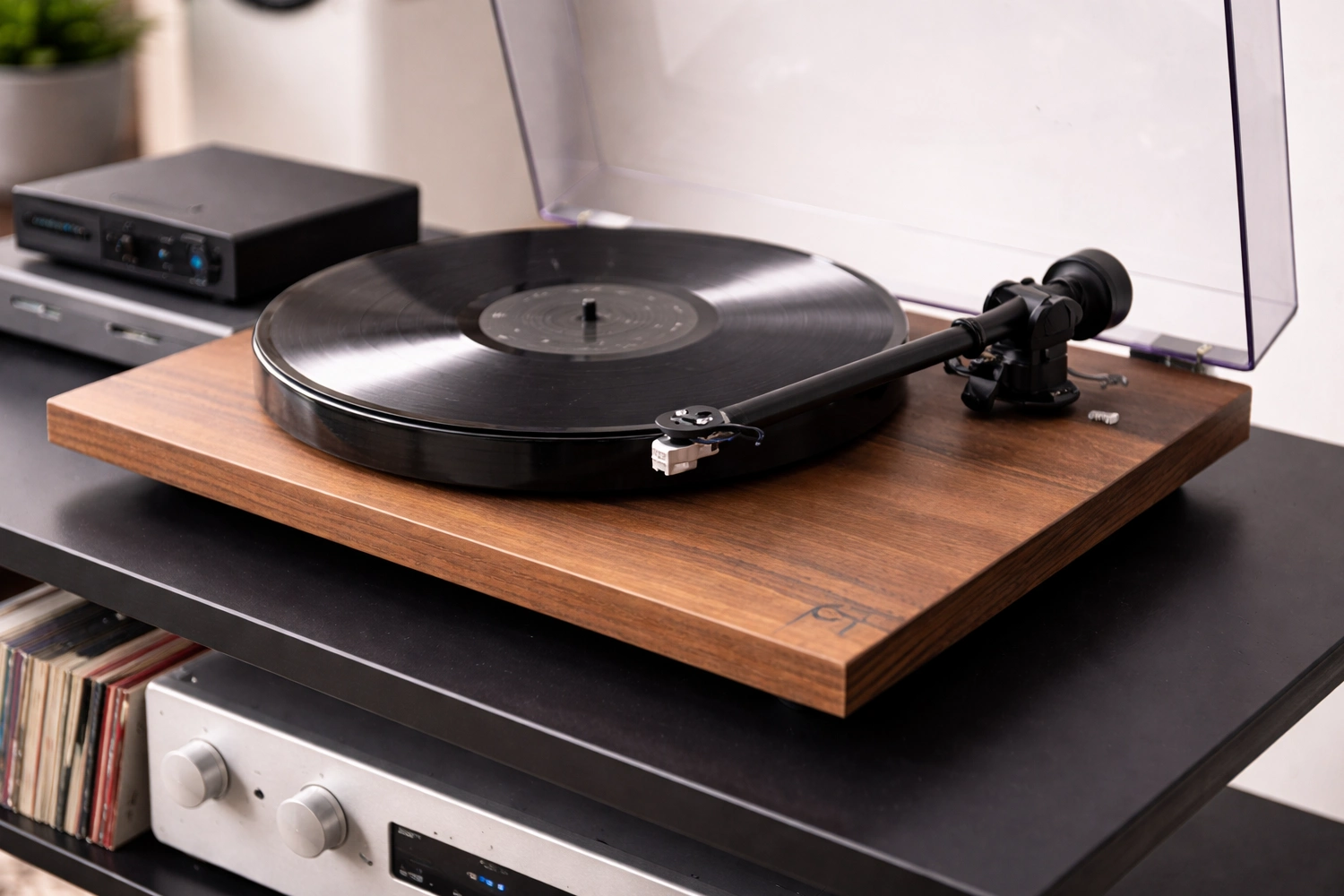 Rega Planar 1 Review: Real Hi-Fi for First-Time Vinyl Listeners 9 The player has two rotation speeds, which is quite expected. The method of changing speeds is also traditional - you need to throw the belt onto another pulley of the motor.