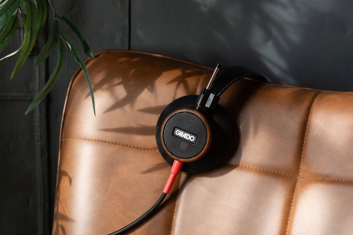 Grado Signature S550: Impressive Open-Back Audiophile Headphones 11 The open-back design of the Grado Signature S550 delivers an expansive soundstage and a spacious, lifelike presentation.