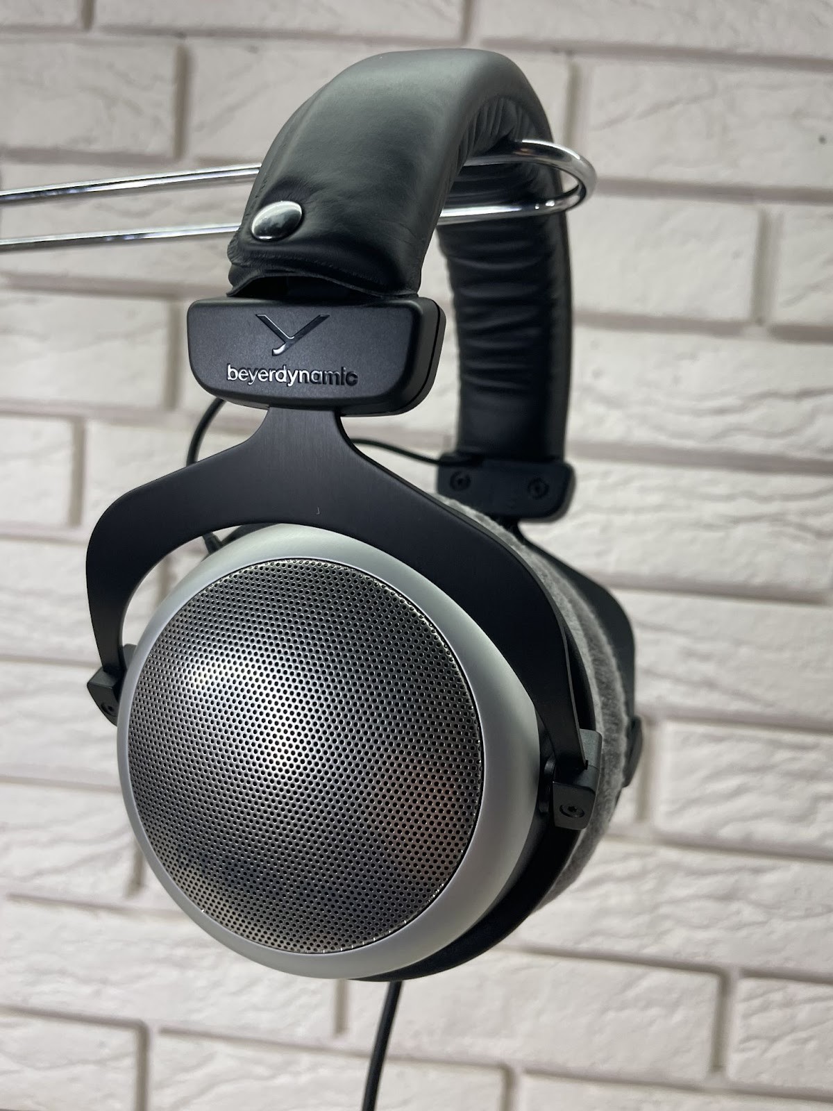 I would like to call the sound warm, but that would not be very correct. The headphones provide a pleasant experience that most people will want to repeat after buying them.