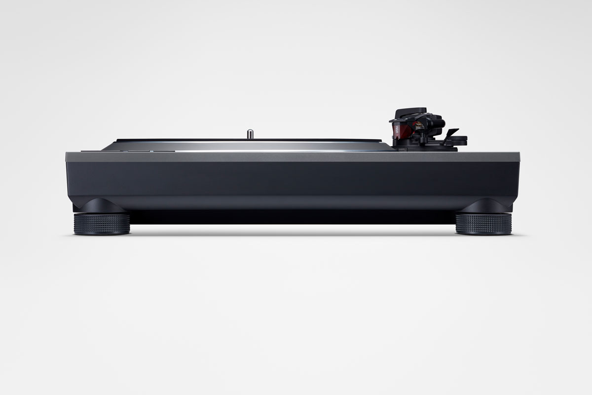 Technics SL-1500CS Might Be the Perfect Audiophile Turntable Under $1,200 9 A clean, minimal design in metallic grey makes the SL-1500CS feel equally at home in modern and classic hi-fi setups.