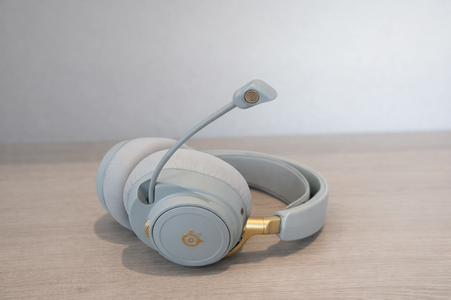SteelSeries Arctis Nova Elite Review: Gaming Audio Goes Audiophile! 11 The retractable microphone integrates seamlessly into the earcup while delivering clear and natural voice capture.