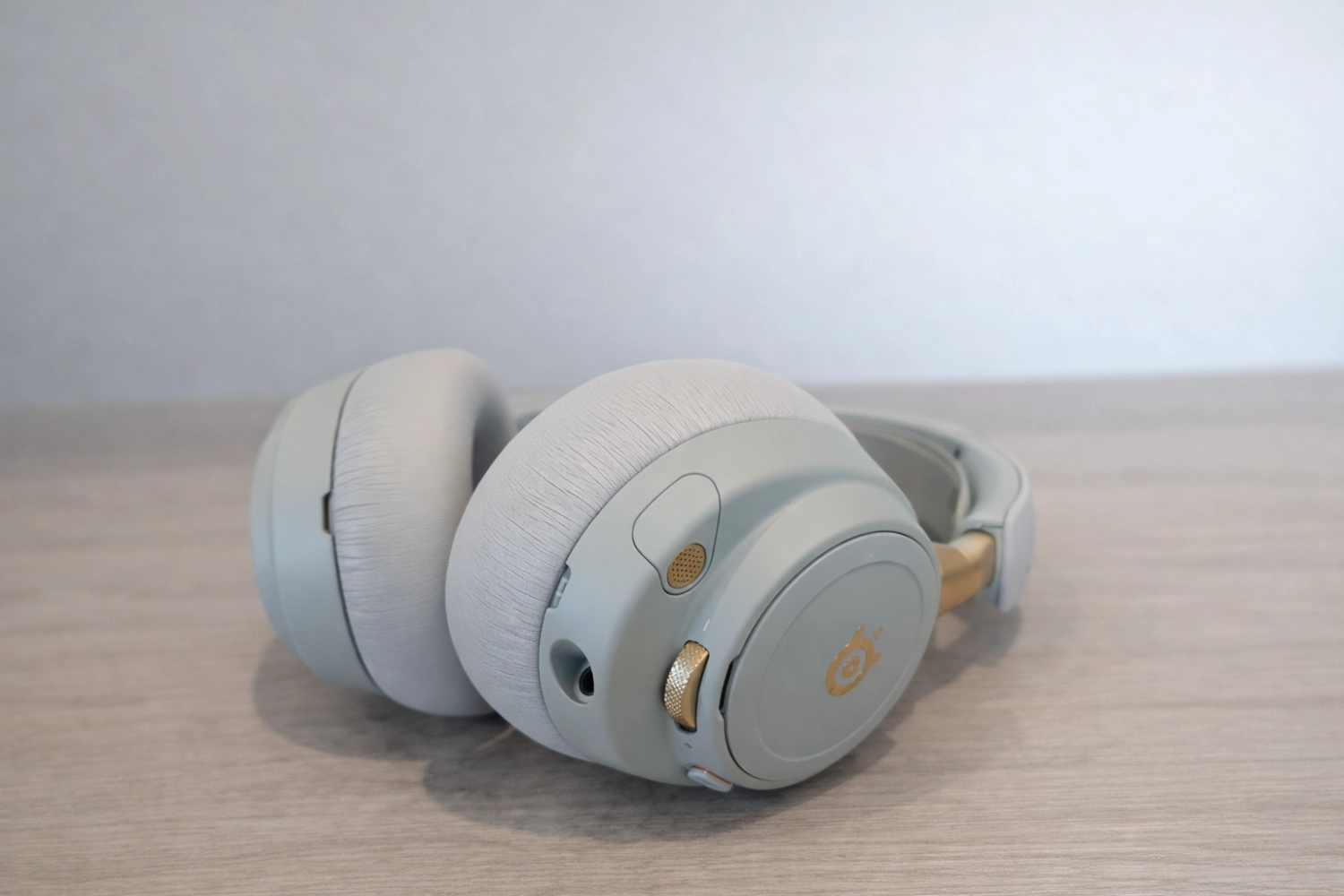 SteelSeries Arctis Nova Elite Review: Gaming Audio Goes Audiophile! 12 Subtle gold accents and a metal frame give the Nova Elite a more high-end, lifestyle-oriented appearance.