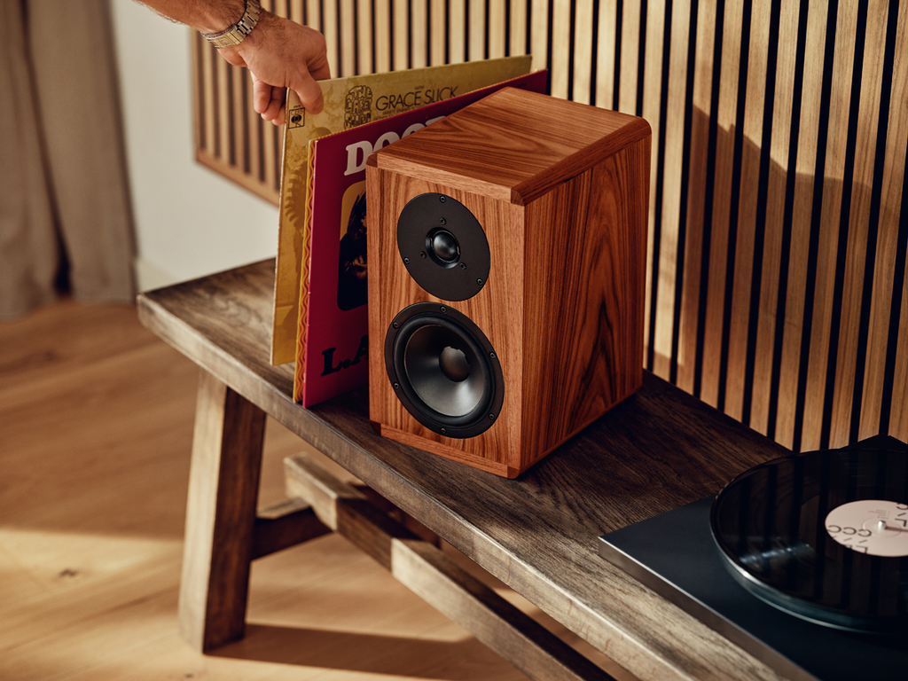 Dynaudio Legend: Ultra-Compact Reference Monitor with Esotar 3 Precision 8 20260327175049 2026 03 27 DynaudioLegend NaturalRosewood LS 08