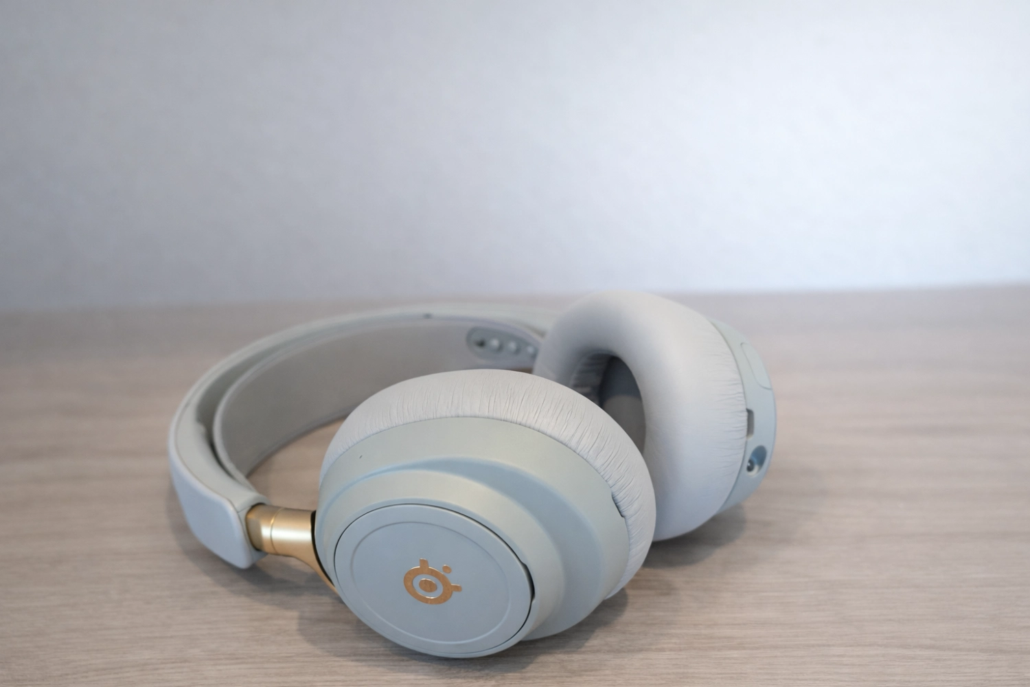 SteelSeries Arctis Nova Elite Review: Gaming Audio Goes Audiophile! 10 Subtle gold accents and a metal frame give the Nova Elite a more high-end, lifestyle-oriented appearance.