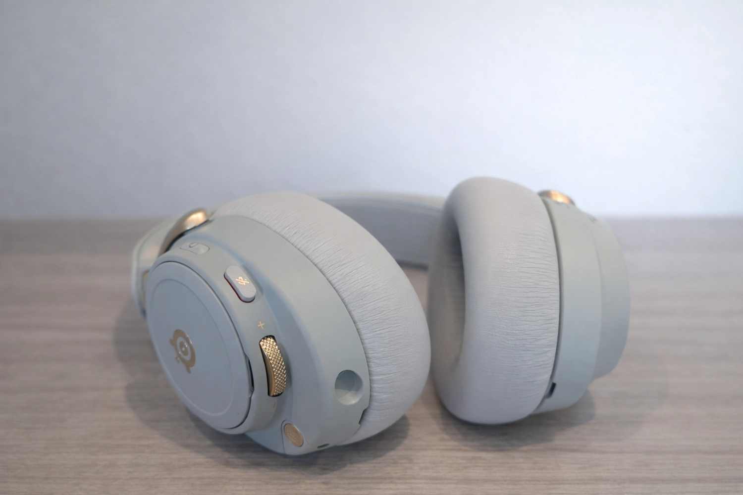 SteelSeries Arctis Nova Elite Review: Gaming Audio Goes Audiophile! 15 Controls are intuitively placed, with a tactile volume wheel and easy access to key functions.