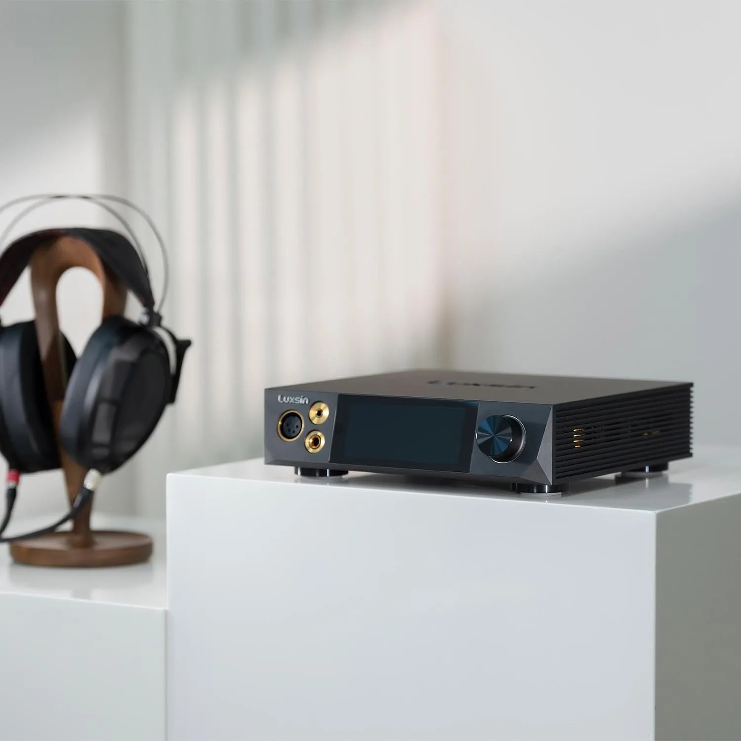 Luxsin X8: DAC/amp with AI-driven sound and 8-DAC architecture 10 Luxsin X8