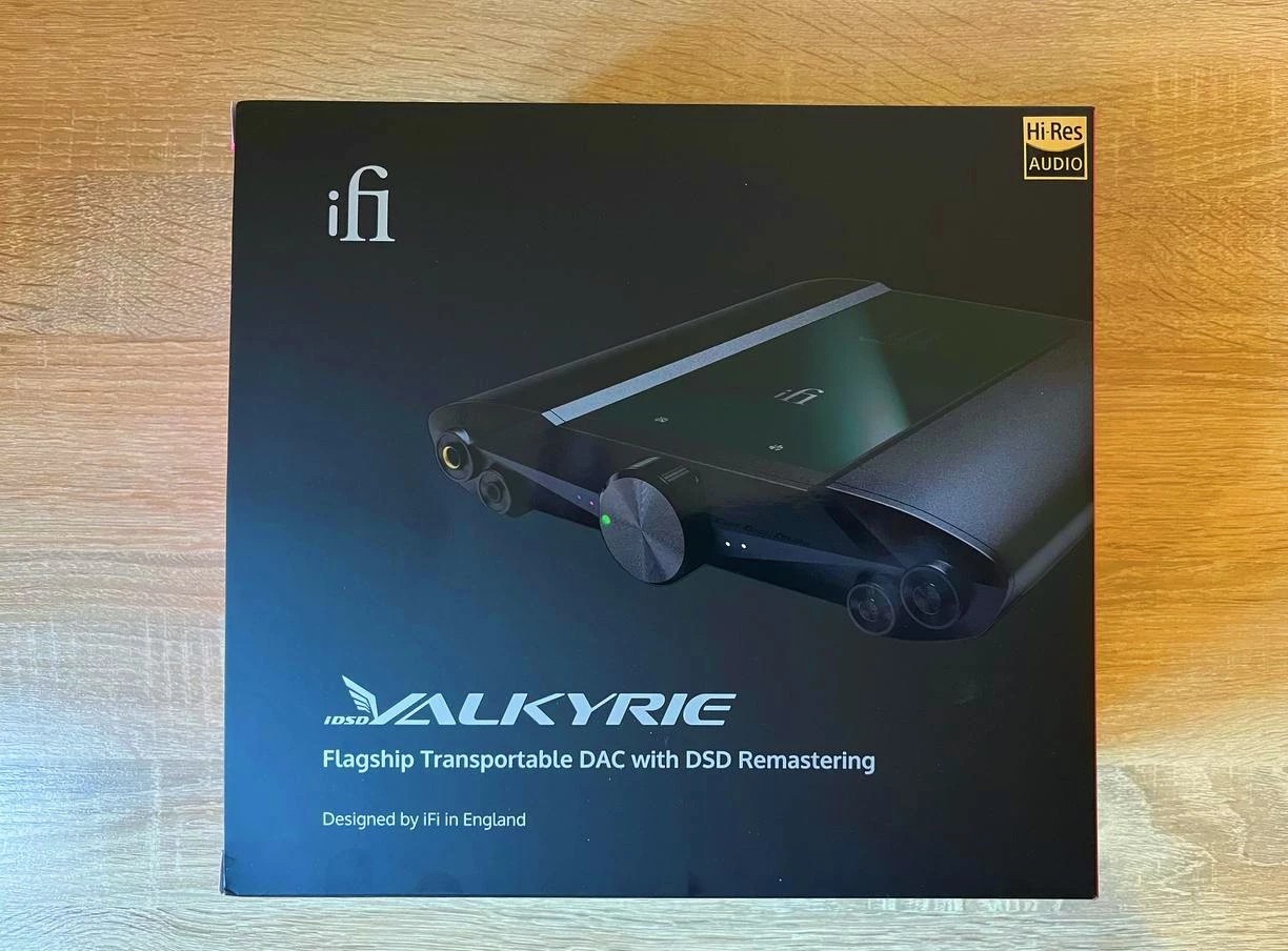 iFi iDSD Valkyrie Review: A True Flagship DAC Amp for Demanding Headphones 8 We are greeted by a large cardboard box with a detailed list of characteristics.