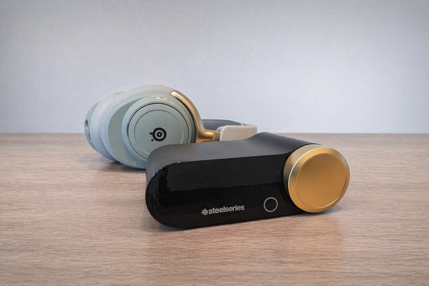 SteelSeries Arctis Nova Elite Review: Gaming Audio Goes Audiophile! 14 The included GameHub base station allows seamless switching between multiple connected devices.