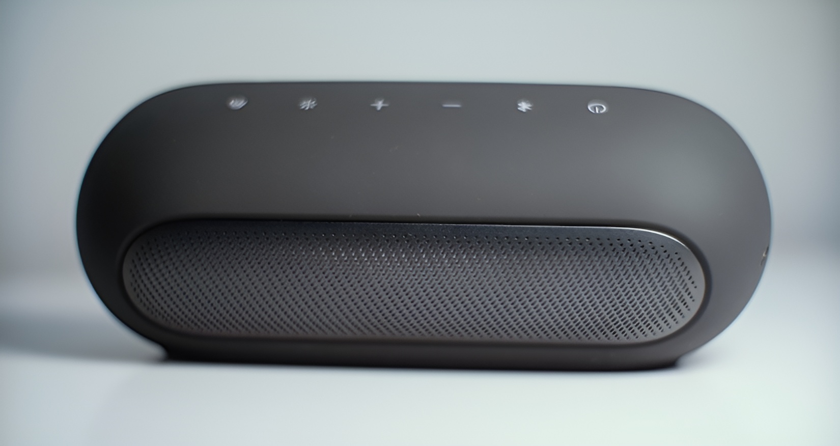Harman Kardon Luna 2 Review: Clean Sound in a Compact Wireless Speaker 10 Compact and minimal, the Luna 2 blends recycled materials with a premium rubberized matte texture