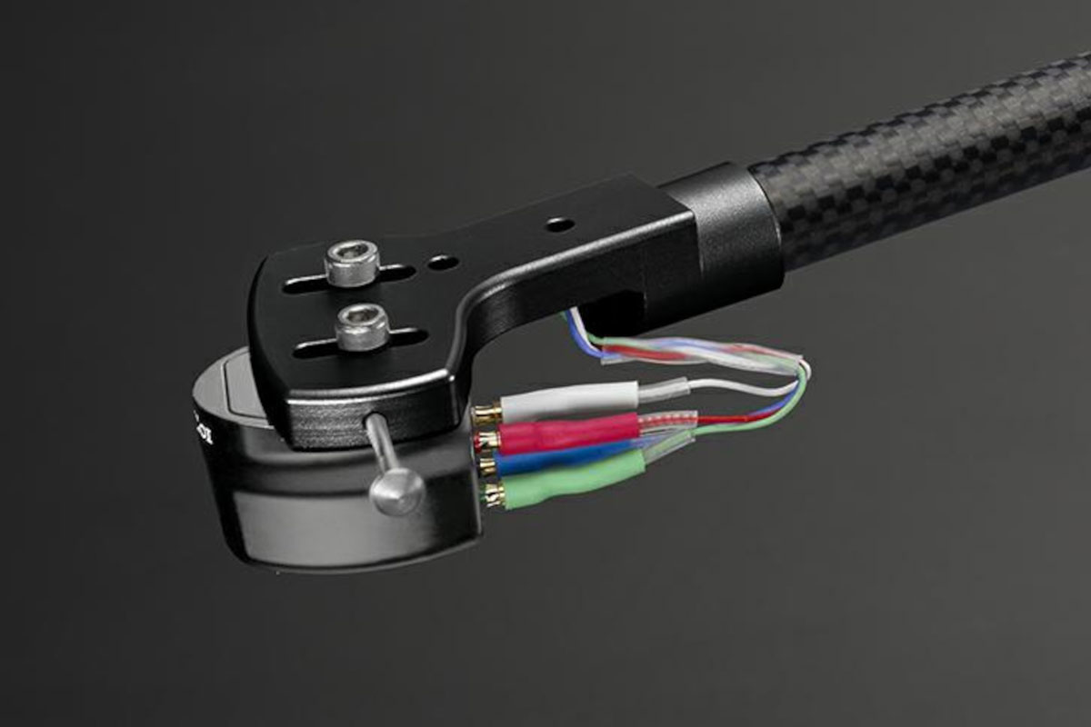 Graham Phantom Platinum Tonearm: Precision engineering at the limits of analog playback 10 Carbon fiber arm tube and magnesium headshell work together to reduce resonance and maintain structural rigidity across the entire signal path